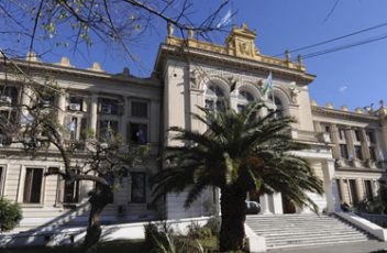 Frente del edificio de la Dirección Generel de Cultura y Educación